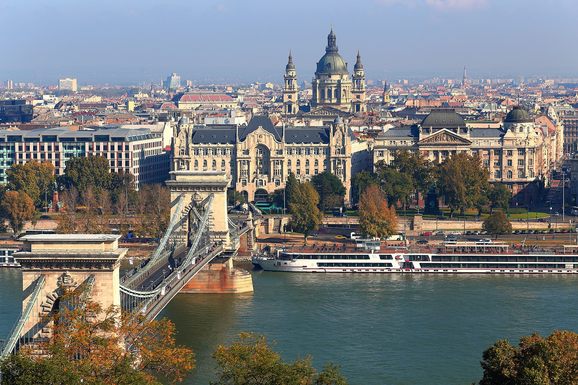 A budapesti Lánchíd és a Szent István-bazilika a Duna felől