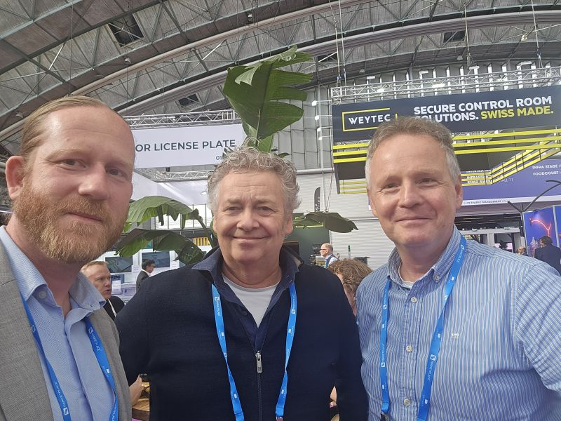 Három résztvevő közös fotója az Intertraffic Amsterdam kiállítás csarnokában
